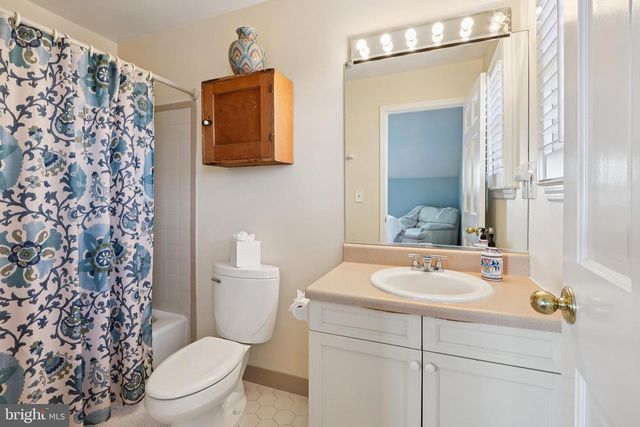 7 FOX RUN RD, Pennington, NJ 08534