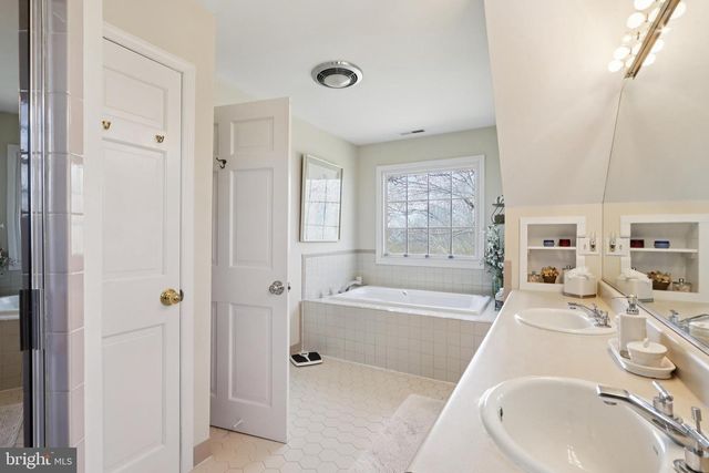 7 FOX RUN RD, Pennington, NJ 08534