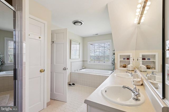 7 FOX RUN RD, Pennington, NJ 08534