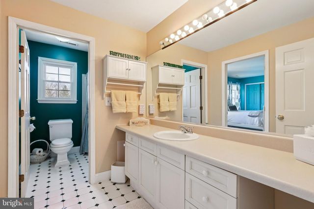 7 FOX RUN RD, Pennington, NJ 08534