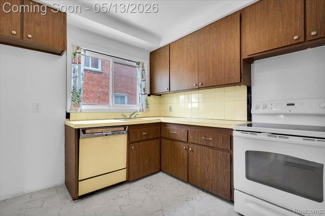 15621 Hanfor Avenue, Allen Park, MI 48101