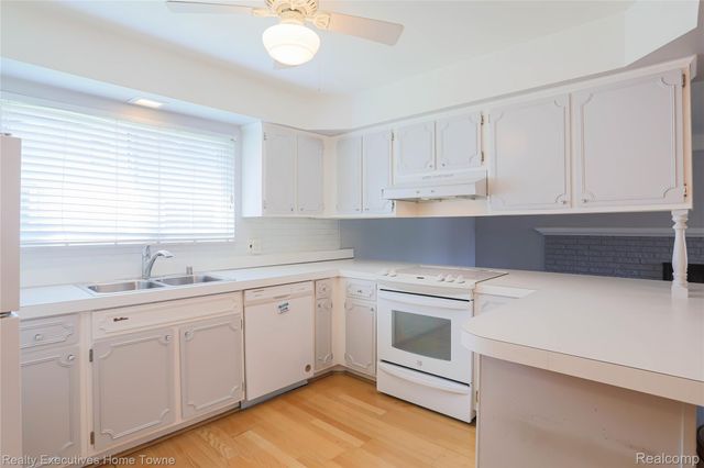 33829 Kennedy Drive, Sterling Heights, MI 48310