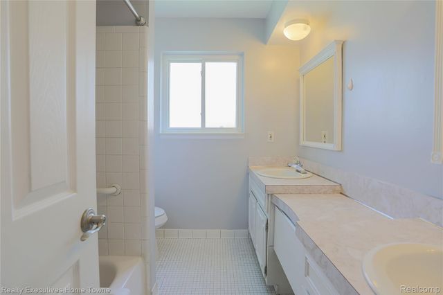 33829 Kennedy Drive, Sterling Heights, MI 48310