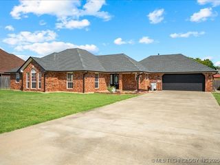 1045 W McIntosh Avenue, Checotah, OK 74426