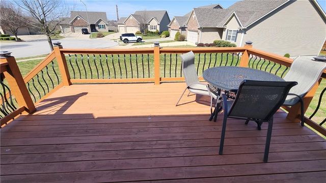 9816 N Stark Avenue, Kansas City, MO 64157