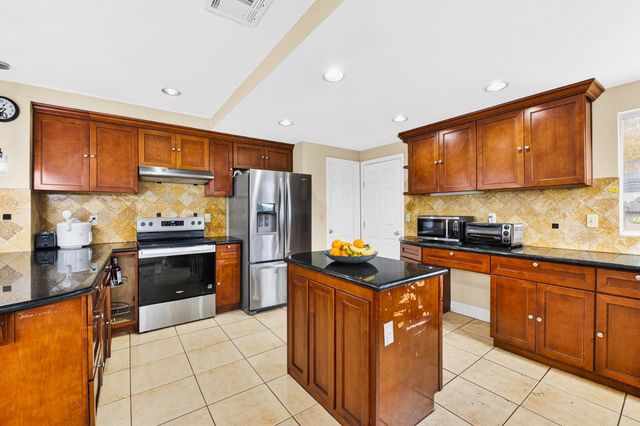 8880 Inisheer Way, Sacramento, CA 95828