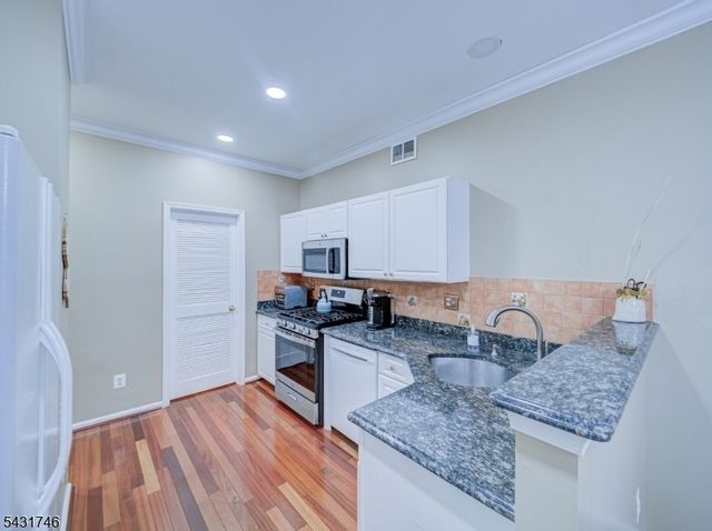10 Cypress Ct, Clinton Town, NJ 08809