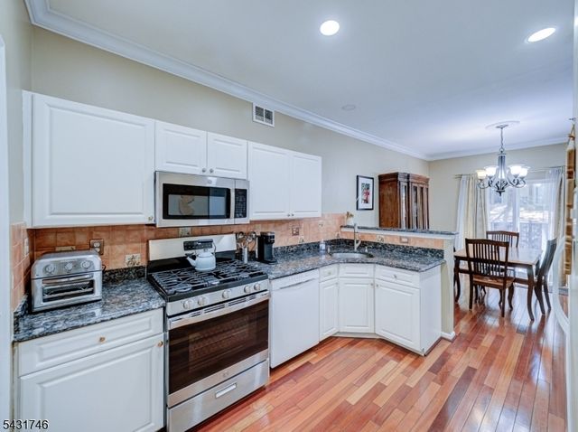 10 Cypress Ct, Clinton Town, NJ 08809