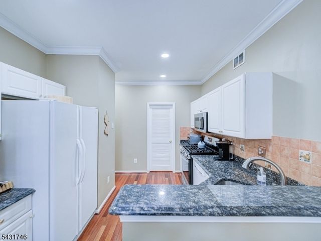 10 Cypress Ct, Clinton Town, NJ 08809