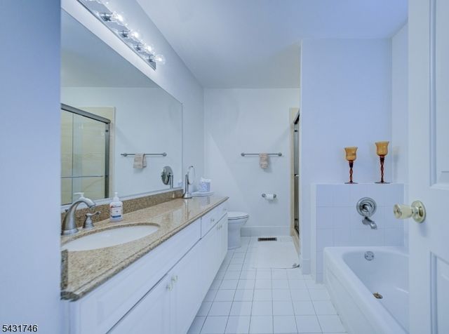 10 Cypress Ct, Clinton Town, NJ 08809