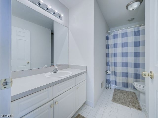 10 Cypress Ct, Clinton Town, NJ 08809