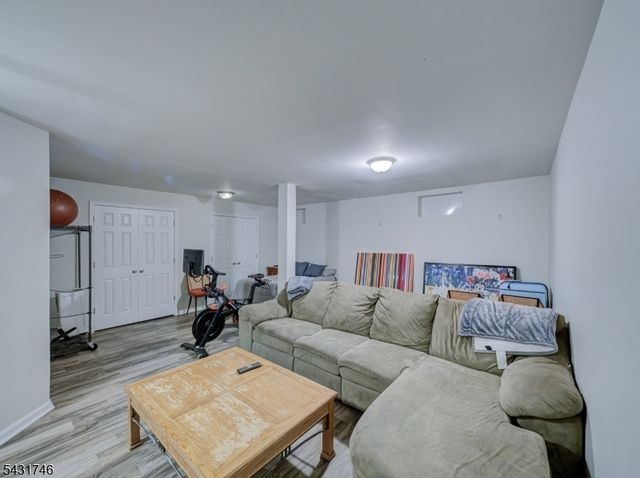 10 Cypress Ct, Clinton Town, NJ 08809