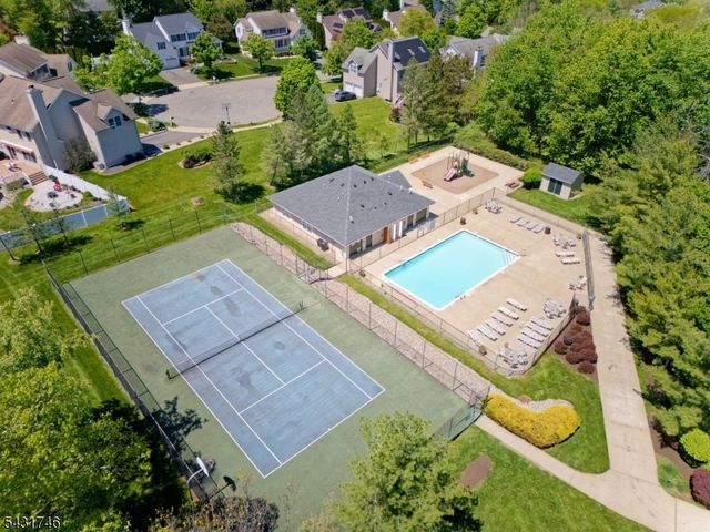 10 Cypress Ct, Clinton Town, NJ 08809