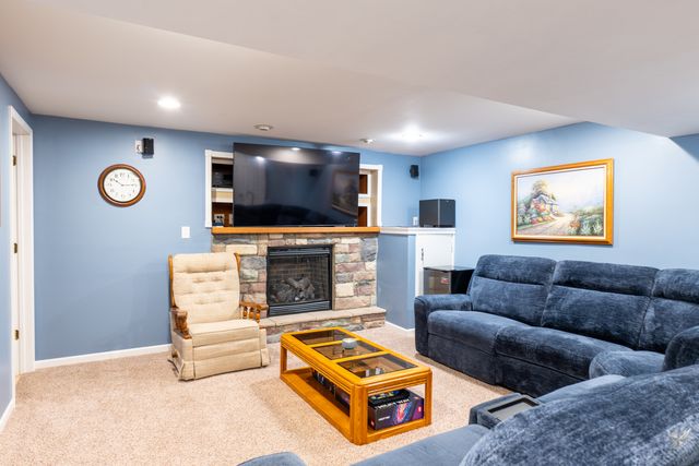 2418 Montclair Lane, Montgomery, IL 60538