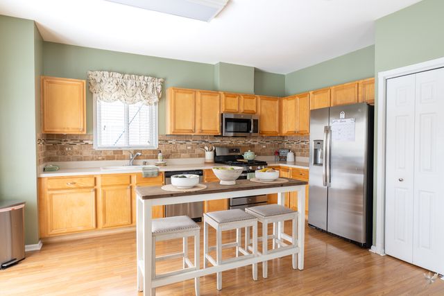 2418 Montclair Lane, Montgomery, IL 60538