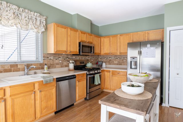 2418 Montclair Lane, Montgomery, IL 60538