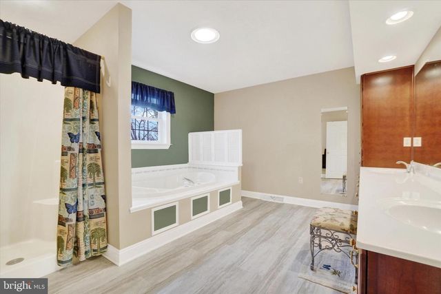 138 W CRESTLYN DR, York, PA 17403