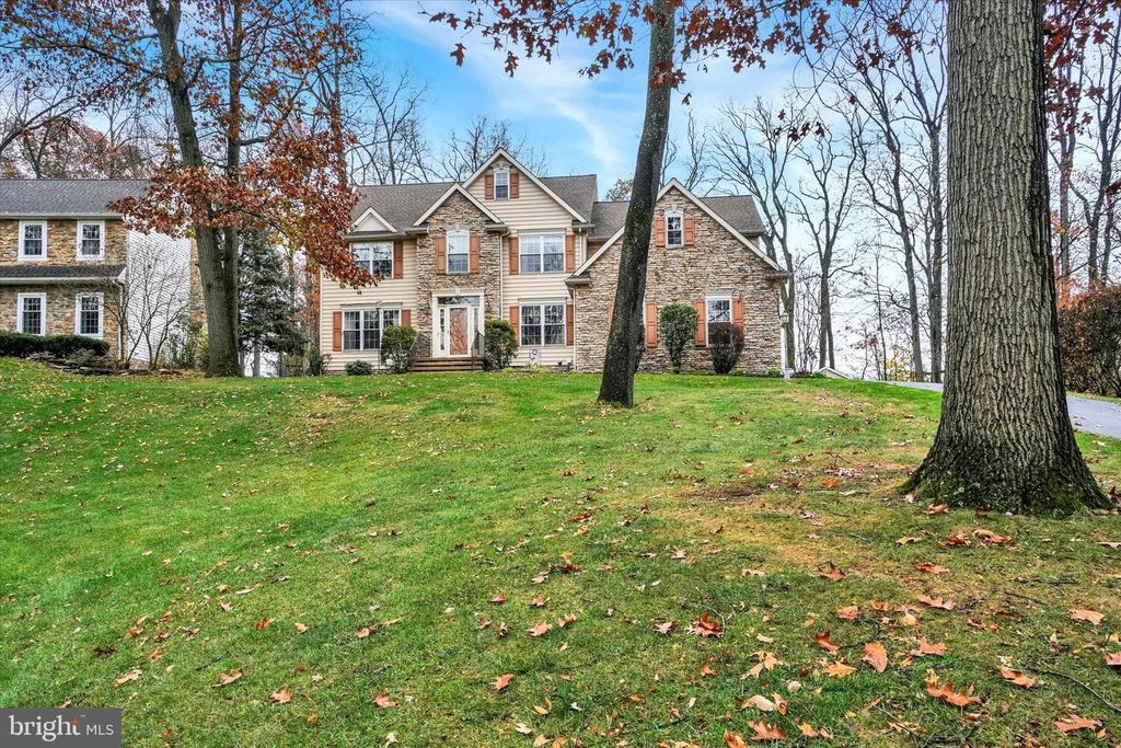 138 W CRESTLYN DR, York, PA 17403