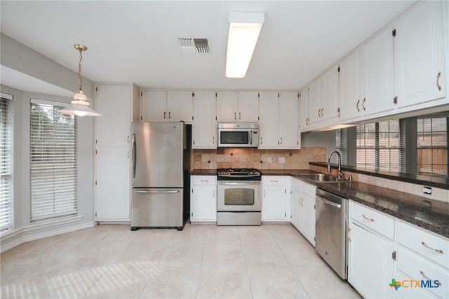 218 Sunset Drive, Victoria, TX 77901