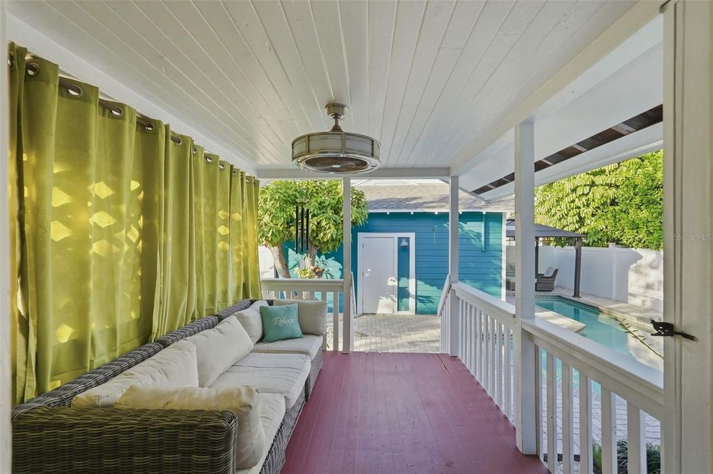 Image 21 of property listing at 2059 BURLINGTON AVENUE N, St Petersburg, FL 33713