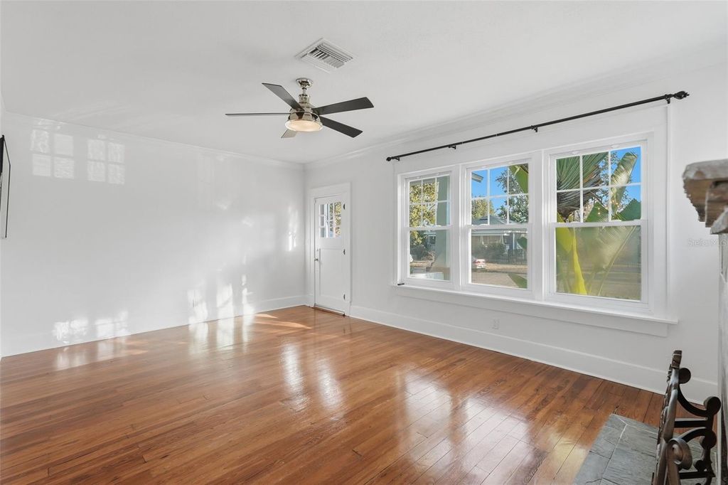Image 4 of property listing at 2059 BURLINGTON AVENUE N, St Petersburg, FL 33713