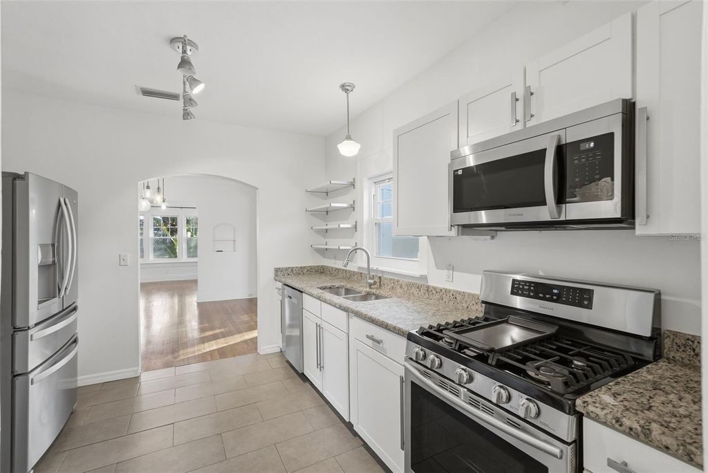 Image 6 of property listing at 2059 BURLINGTON AVENUE N, St Petersburg, FL 33713