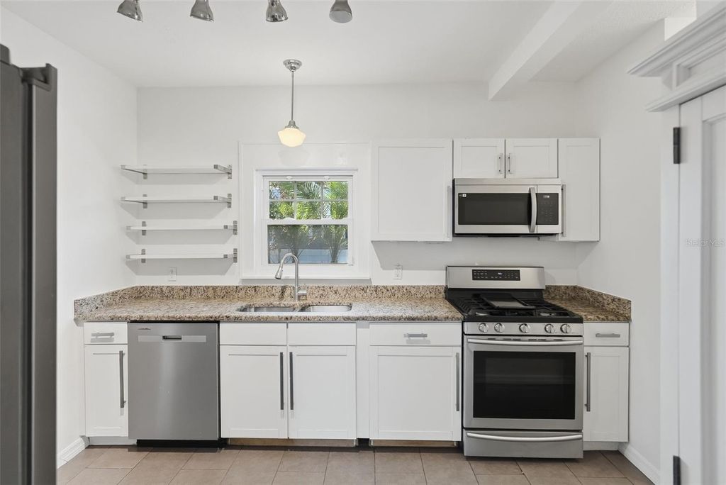 Image 7 of property listing at 2059 BURLINGTON AVENUE N, St Petersburg, FL 33713