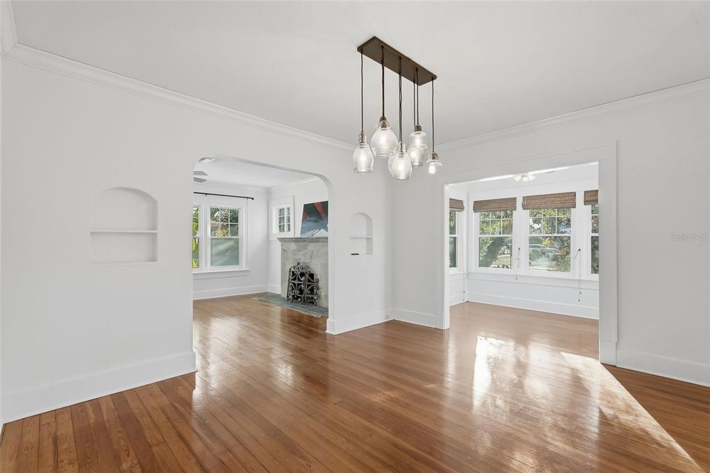 Image 8 of property listing at 2059 BURLINGTON AVENUE N, St Petersburg, FL 33713