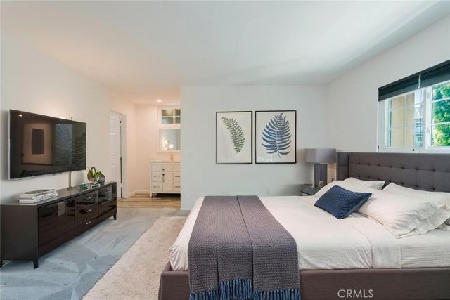18643 Burbank 7, Tarzana, CA 91356