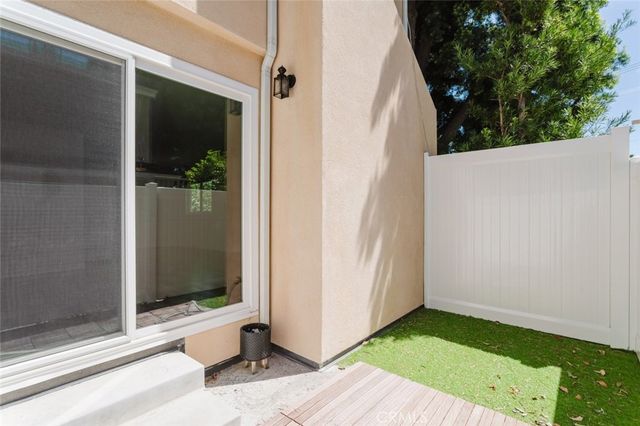 18643 Burbank 7, Tarzana, CA 91356