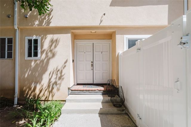 18643 Burbank 7, Tarzana, CA 91356