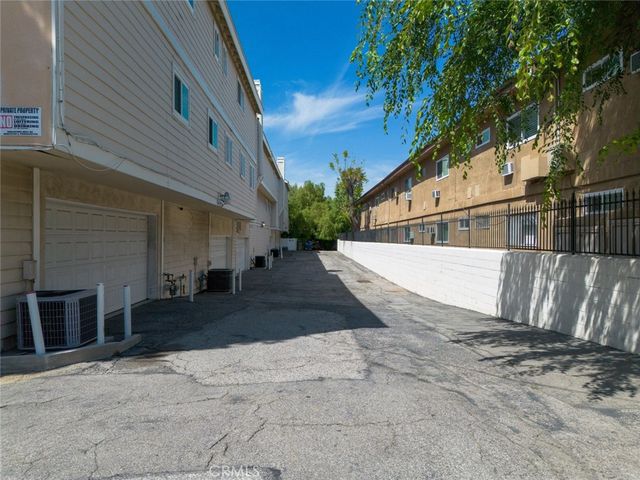 18643 Burbank 7, Tarzana, CA 91356