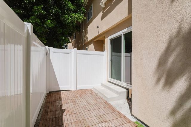 18643 Burbank 7, Tarzana, CA 91356
