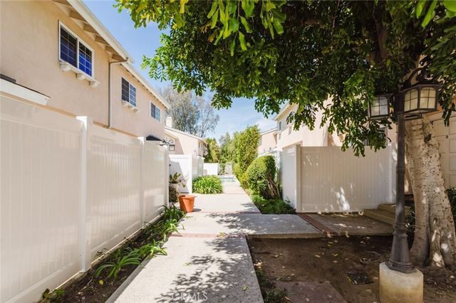 18643 Burbank 7, Tarzana, CA 91356