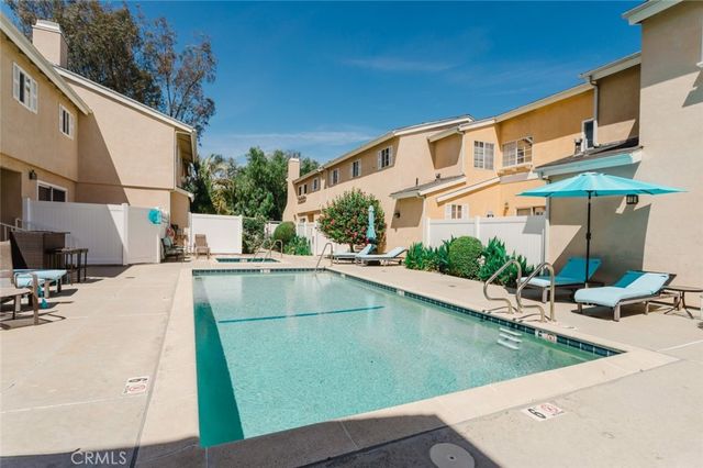 18643 Burbank 7, Tarzana, CA 91356