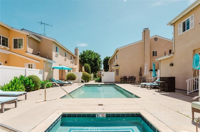 18643 Burbank 7, Tarzana, CA 91356