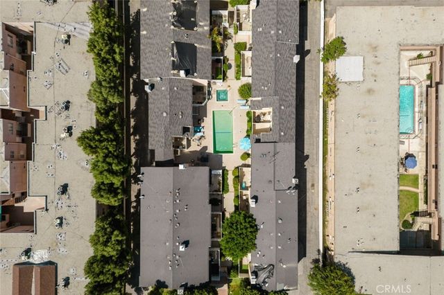 18643 Burbank 7, Tarzana, CA 91356