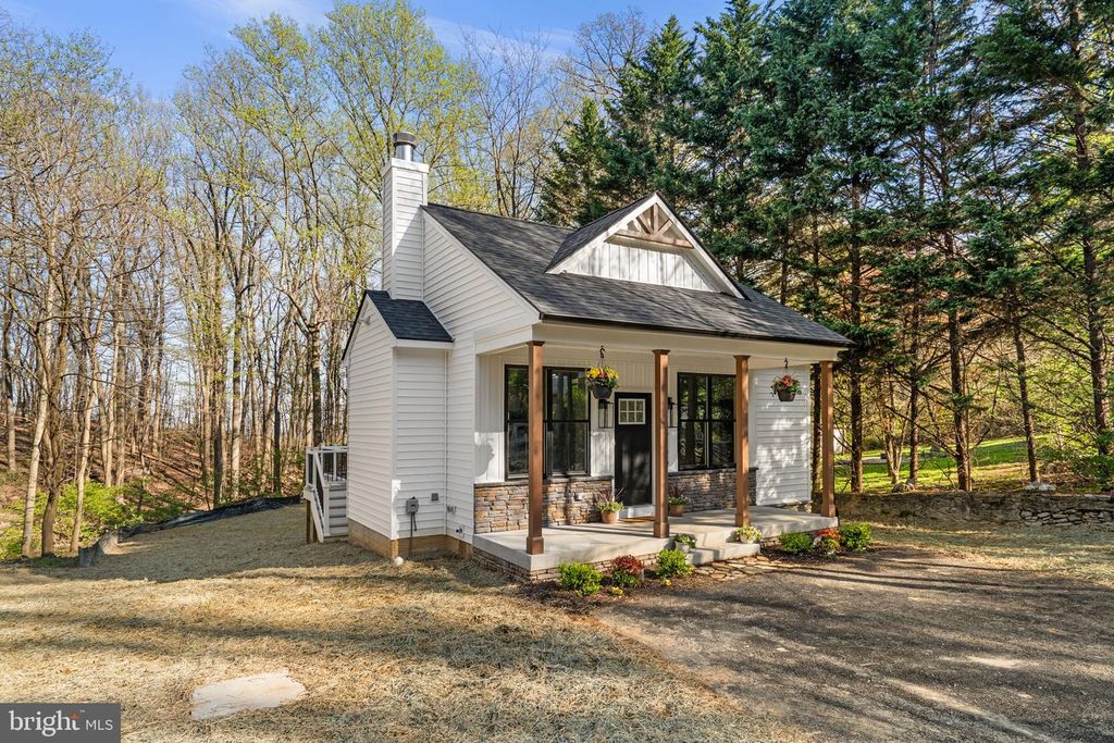 Image 1 of property listing at 7125 EDGEMONT RD, Frederick, MD 21702