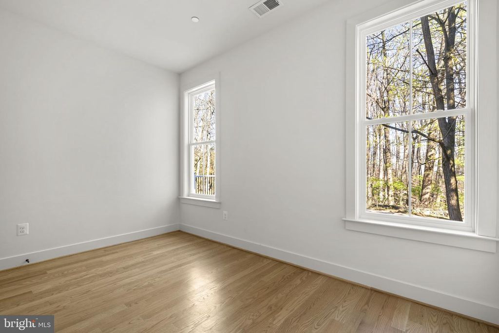 Image 18 of property listing at 7125 EDGEMONT RD, Frederick, MD 21702