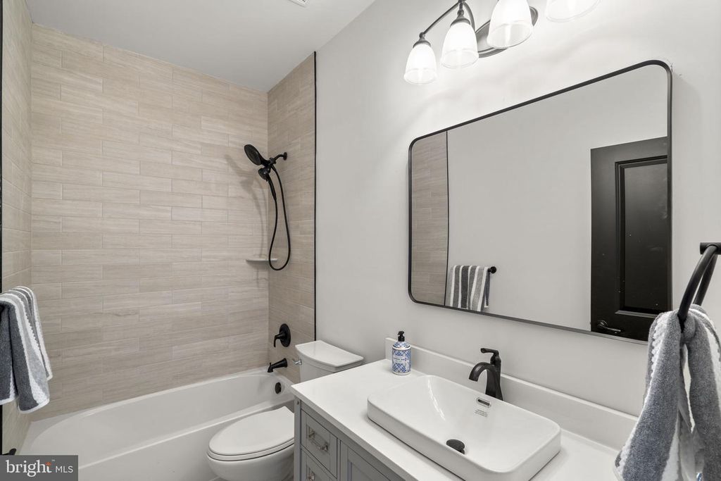 Image 19 of property listing at 7125 EDGEMONT RD, Frederick, MD 21702