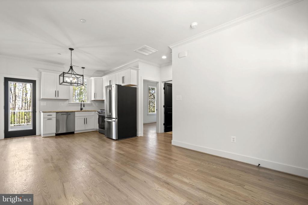 Image 5 of property listing at 7125 EDGEMONT RD, Frederick, MD 21702