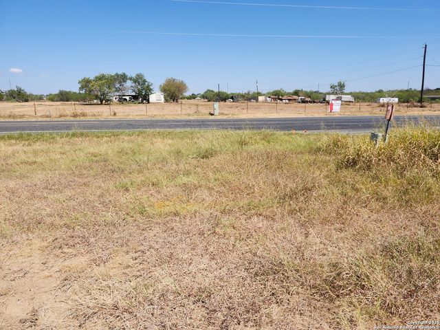 451 4th Street, Floresville, TX 78114