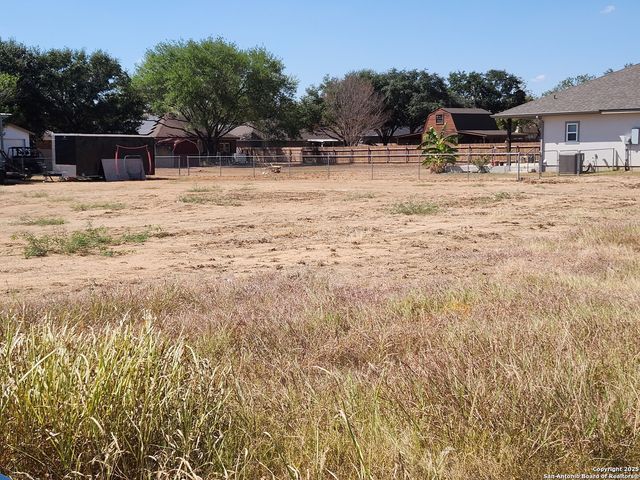451 4th Street, Floresville, TX 78114
