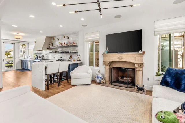 40 Spinnaker Way, Coronado, CA 92118