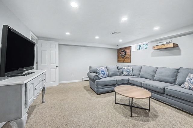 1 Phyllis Rd, Foxboro, MA 02035