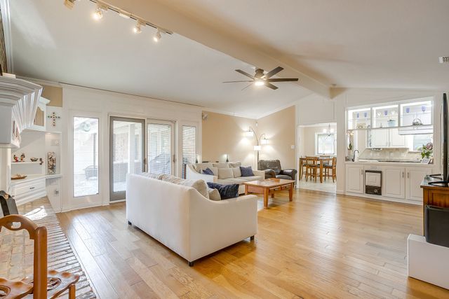 1205 Shady Creek Drive, Euless, TX 76040