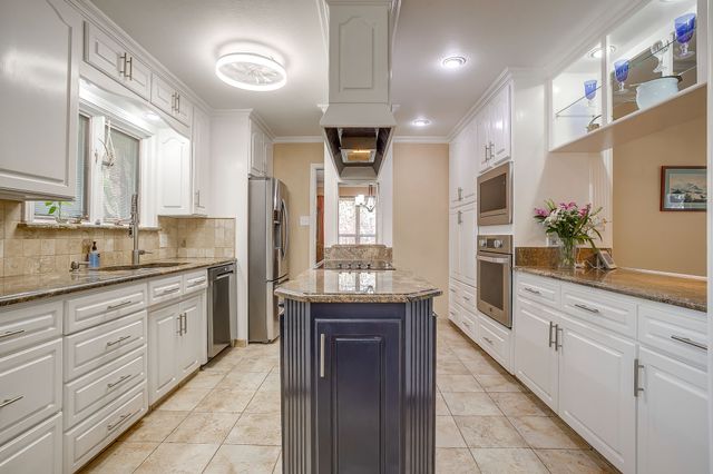 1205 Shady Creek Drive, Euless, TX 76040