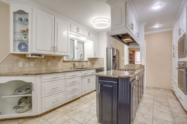 1205 Shady Creek Drive, Euless, TX 76040