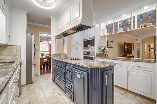 1205 Shady Creek Drive, Euless, TX 76040