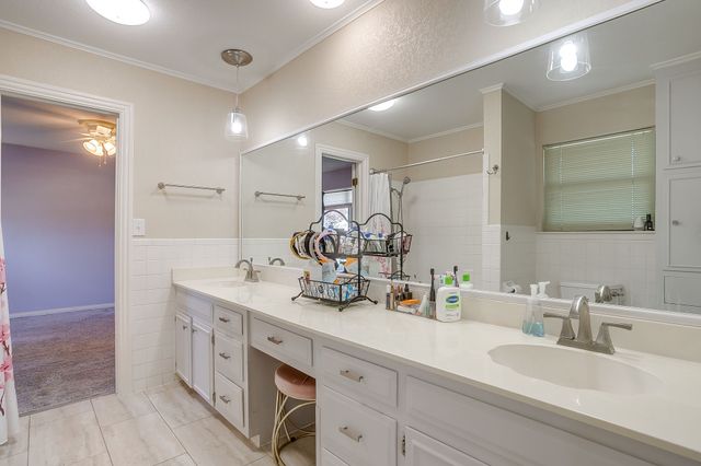 1205 Shady Creek Drive, Euless, TX 76040